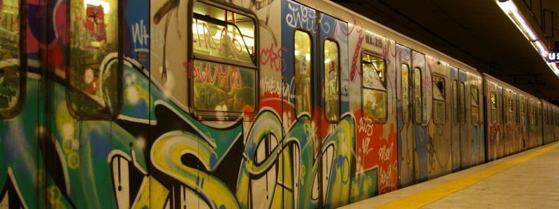 В Днепре парни разрисовали поезд и застряли на всю ночь в метро
