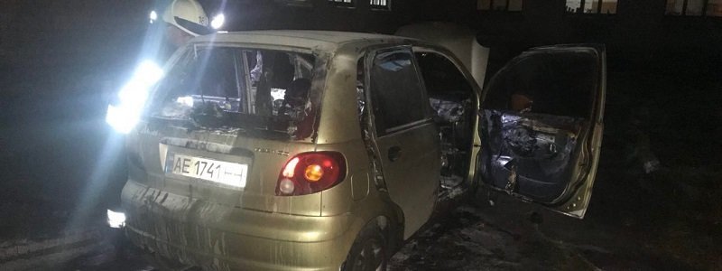 В Днепре подожгли автомобиль учительницы