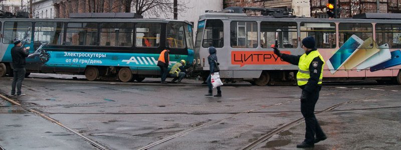 На проспекте Яворницкого трамвай сошел с рельсов: образовалась пробка