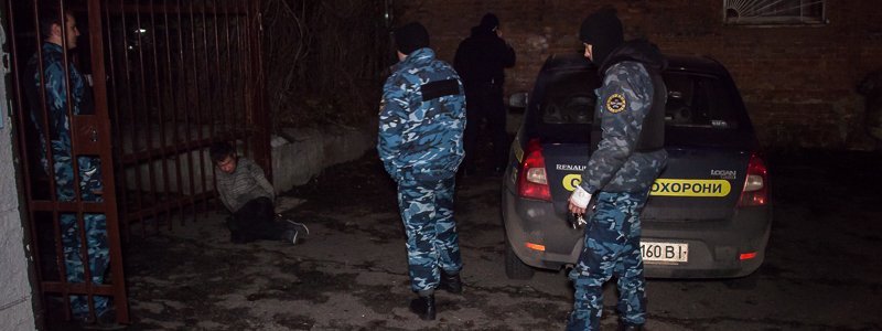 Попытка вооруженного ограбления в Днепре: два охранника получили ножевые ранения