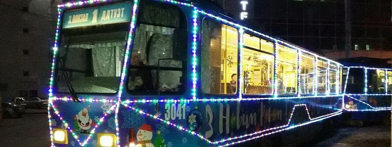 В Днепре запустили праздничные трамваи