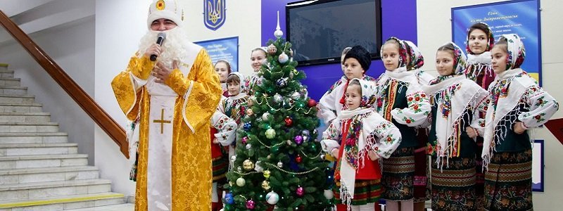В Днепре открыли праздничную выставку "Рождественская звезда"