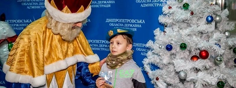 В честь Дня Святого Николая в ДнепрОГА детям дарили подарки и сладости