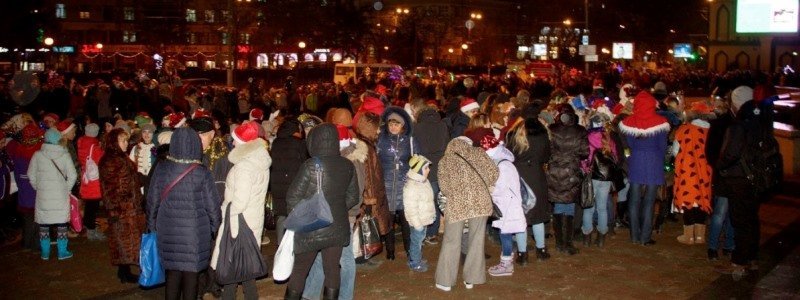 2000 жителей Днепра прошли в костюмах по центру города