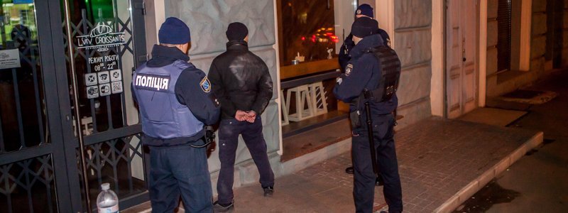 Возле Екатеринославского бульвара мужчина избил и ограбил людей, угрожая пистолетом