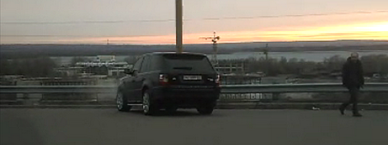 На Яворницкого задымился Range Rover: уснувшего за рулем водителя спас таксист
