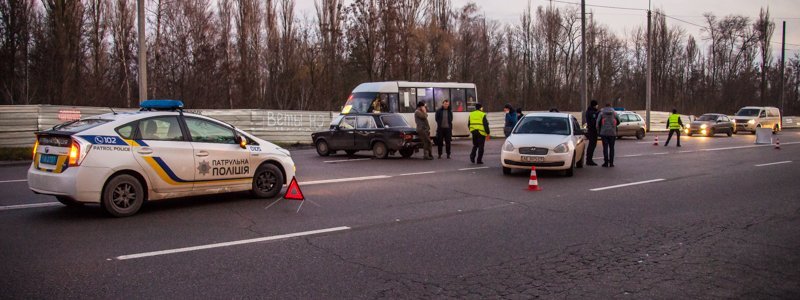 Возле АТБ на Запорожском шоссе столкнулись ВАЗ, Hyundai и Ford
