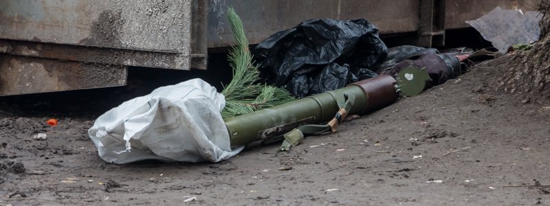 В Днепре возле ТРЦ «Дафи» нашли заряженный гранатомет