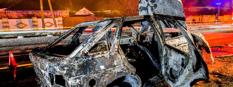 На Передовой Ford влетел в остановку: автомобиль сгорел дотла