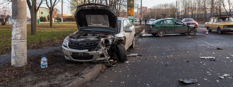 На Космической столкнулись Opel и такси: есть пострадавшие