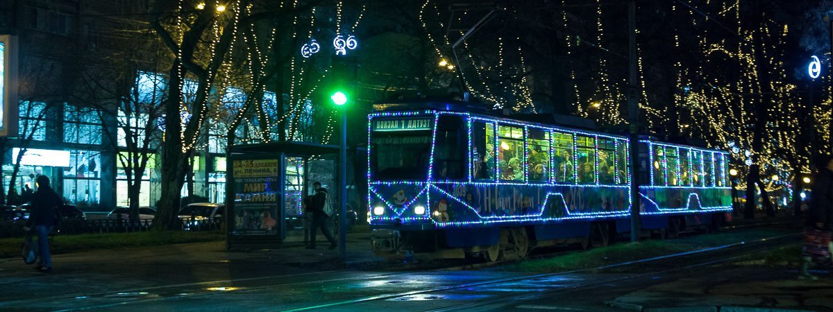 В праздничном трамвае Дед Мороз и Снегурочка поздравляли жителей Днепра