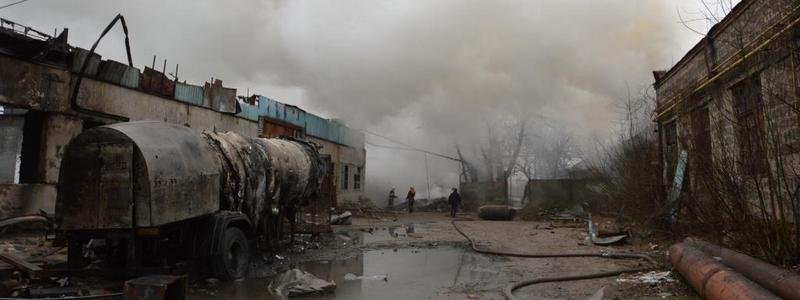 На заводе под Днепром взрыв газовых баллонов стал причиной масштабного пожара