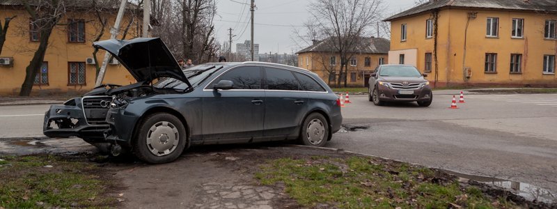 На Макарова Audi влетел в забор: пострадали двое детей