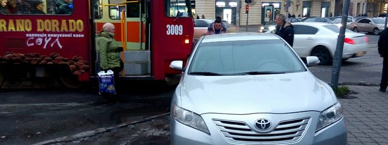 В центре Днепра припаркованный автомобиль остановил движение трамваев