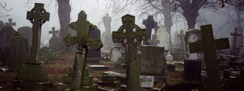 В Днепре мужчины разобрали надгробия могил на металл