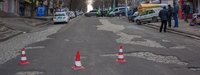 На Грушевского припаркованный автомобиль SsangYong скатился вниз: дорога перекрыта