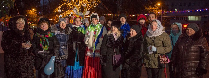 В центре Днепра устроили праздничное шествие к Старому Новому году