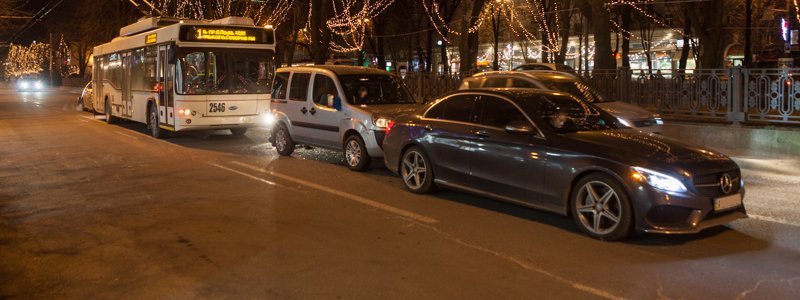 На проспекте Яворницкого троллейбус стал причиной автомобильного "домино"
