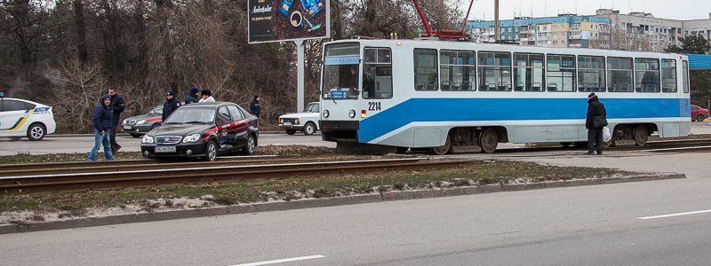 На Донецком шоссе трамвай № 19 протаранил автомобиль медпомощи