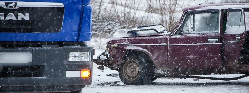 На Илларионовской ВАЗ влетел в грузовик «АТБ»: пострадал мужчина