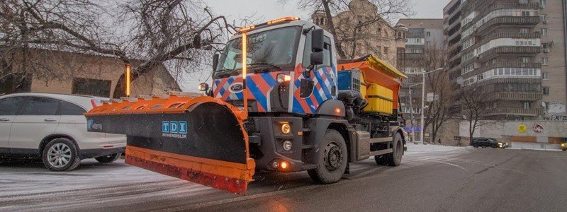 Борьба с непогодой: на дорогах Днепра работают 76 снегоуборочных автомобилей