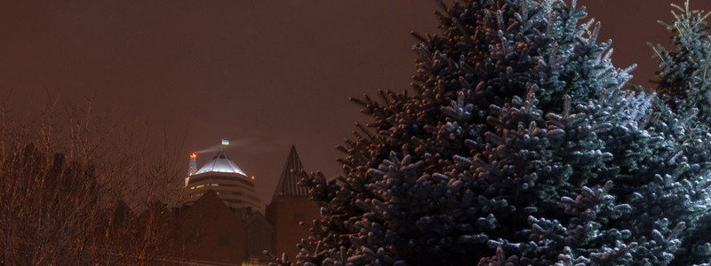 Запоздалая зима: ночные улицы Днепра под снежным покровом