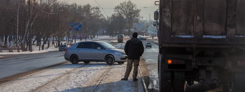 На Мануйловском проспекте столкнулись Nissan и грузовик: остановилось движение трамваев