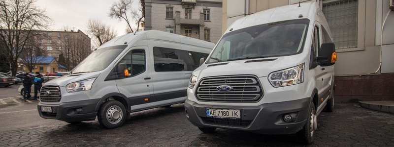 Полицейские Днепра получили новые микроавтобусы