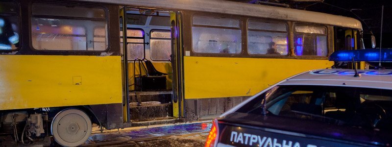 В Днепре загорелся трамвай № 11 с пассажирами внутри