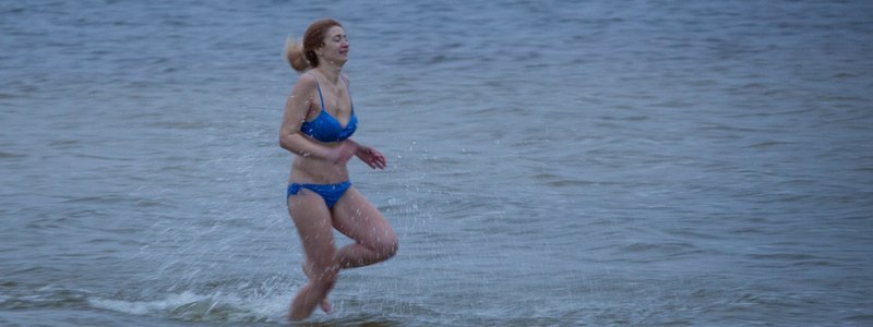 В Днепре на Воронцовском пляже начали отмечать Крещение