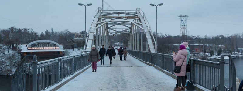 В Днепре закроют пешеходный мост на Монастырский остров