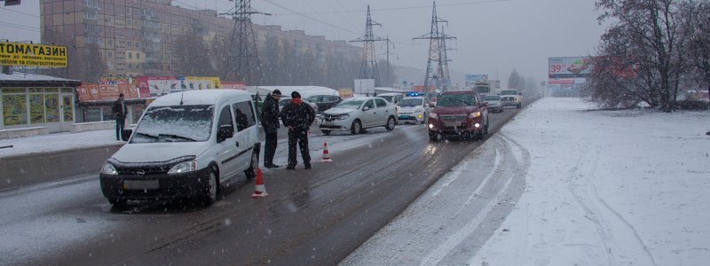 На Донецком шоссе столкнулись Opel и Renault: движение затруднено