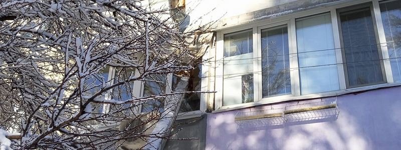 В Днепре жителям в окно упал уличный фонарь