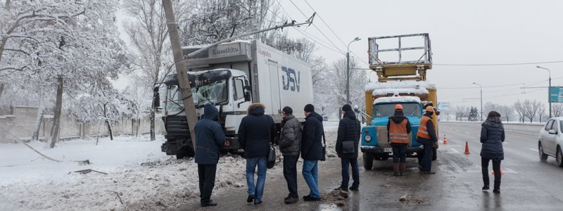 На Набережной Заводской грузовик врезался в бетонную опору: образовалась пробка