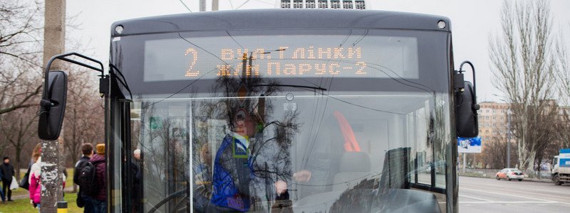 Из-за ДТП на Набережной в Днепре приостановили движение троллейбусов