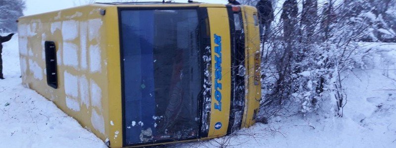 На трассе под Днепром перевернулся автобус с пассажирами: есть пострадавшие