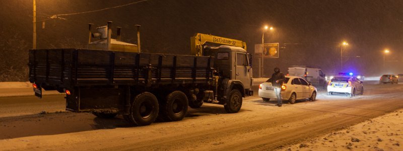 На Запорожском шоссе ДТП: столкнулись Chevrolet и КамАЗ