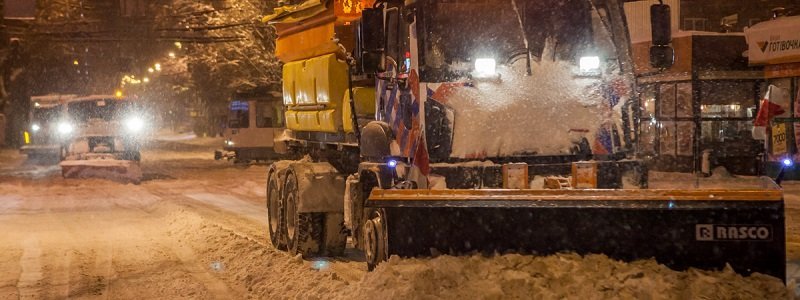 Погодный коллапс: спасатели Днепра и Облавтодор борются со снежными завалами