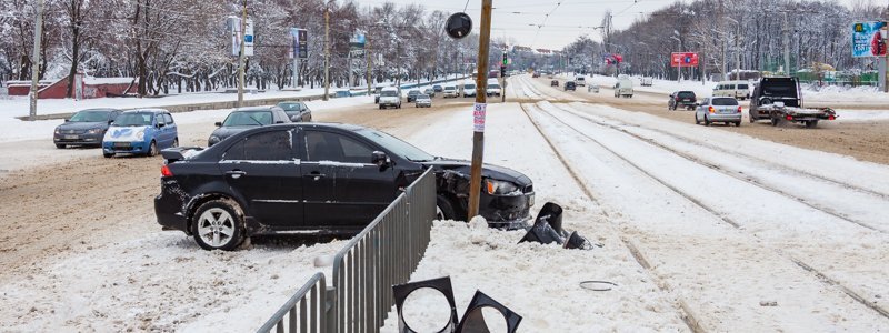 На проспекте Хмельницкого Mitsubishi врезался в светофор: пострадала женщина