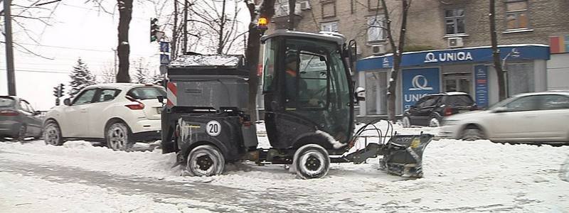 Как в Днепре чистят тротуары от снега