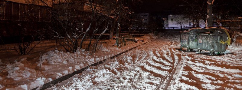 Дворы Днепра завалены снегом: как убирают и куда жаловаться