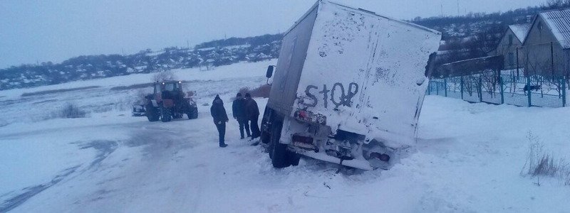Спасатели Днепра достают автомобили из снежных завалов