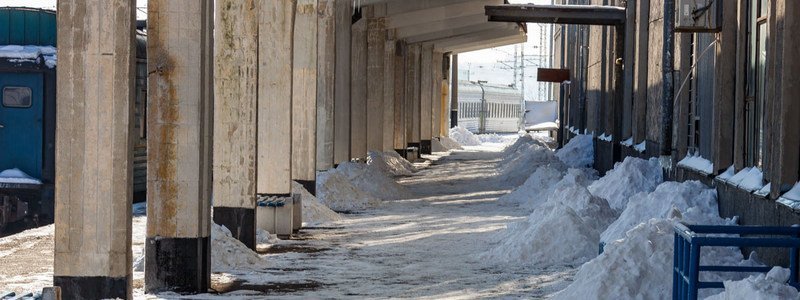 "Ворота" Днепра в снежных завалах: как убирают вокзалы и автостанции города