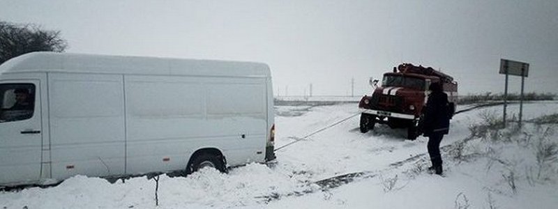 Снежный плен в Днепре: за сутки спасатели вытащили более 200 автомобилей из сугробов