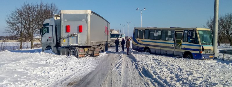 На трассе под Днепром автобус с пассажирами въехал в столб: движение парализовано