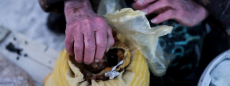 Замерзшие руки и уставшие глаза: в Днепре пенсионеры продают последнее, чтобы жить