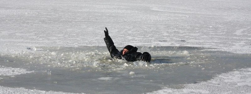 В Днепре «Муниципальная варта» и спасатели достали рыбака, провалившегося под лед