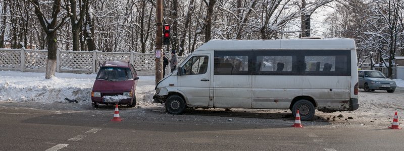На проспекте Хмельницкого маршрутка влетела в «Славуту»: пострадали мужчина и девочка