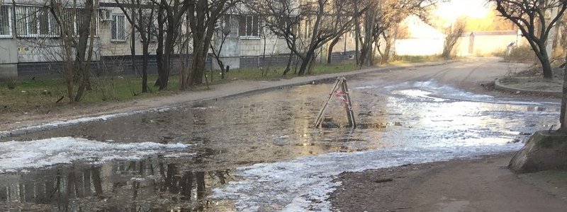 «Скоро будет свое озеро»: проблемный люк Амур-Нижнеднепровского района