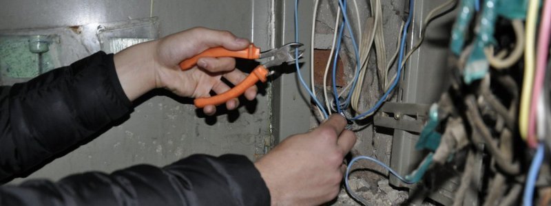 На Тополе вырезали счетчики электроэнергии: жильцы двух подъездов остались без света